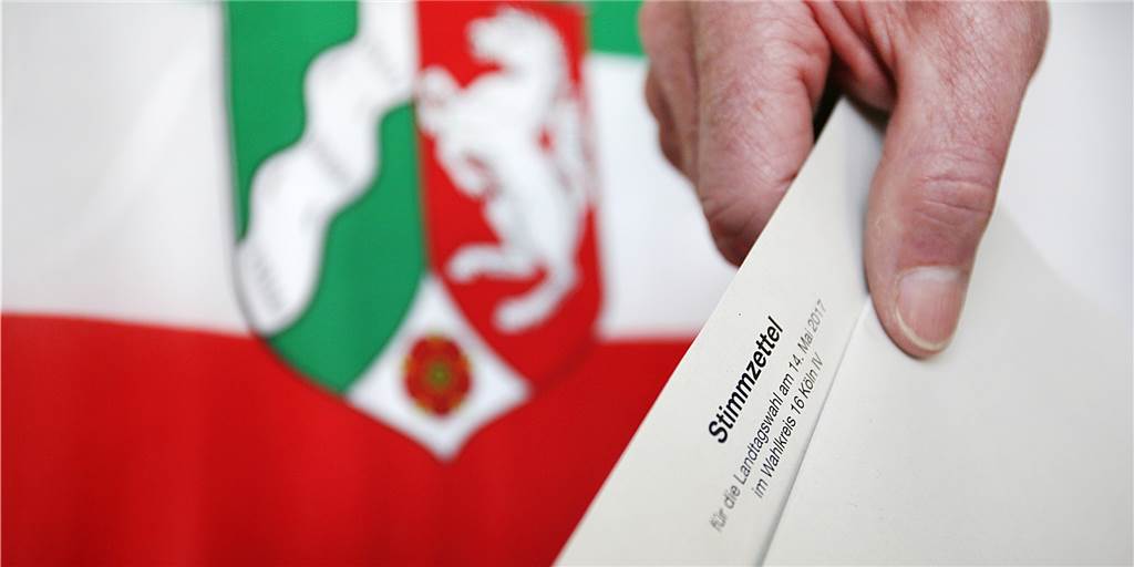 Ein Wahlkreis mit ganz Dorsten und Haltern - wie gemalt für die CDU? Stimmzettel wird bei der Landtagswahl in NRW in eine Wahlurne gesteckt.