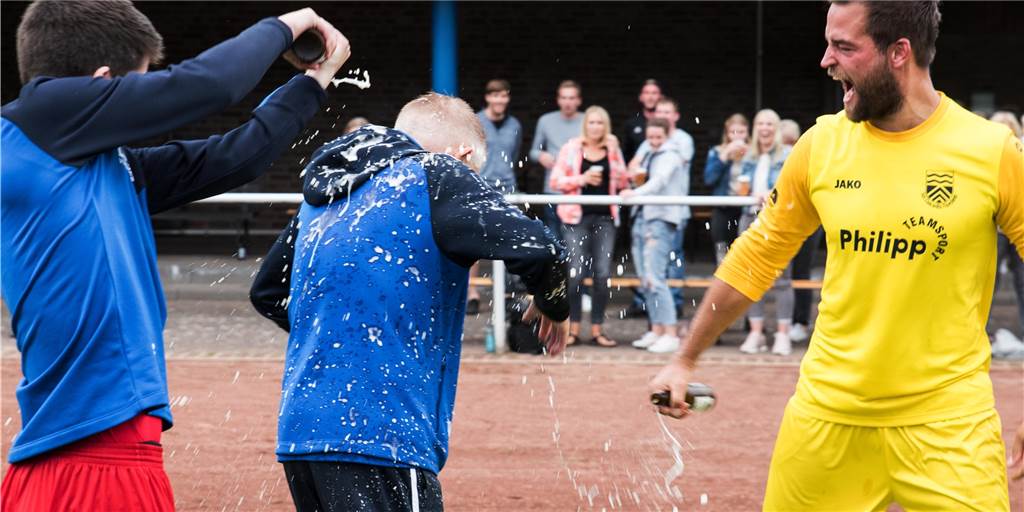 Halterner Stadtmeisterschaft: Termin und Austragungsort stehen fest Die Flaesheimer um Kapitän Thomas Fritzsche (l.) und Torhüter Stephan Koch (r.), die hier Trainer Michael Onnebrink nach dem Finalsieg 2019 eine Bierdusche verpassen, sind noch immer amtierender Feldstadtmeister in Haltern.