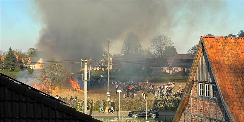 Großer Ärger um Osterfeuer - Sogar die Feuerwehr musste ausrücken Anwohner fühlten sich durch das große Osterfeuer in Brechten gestört.