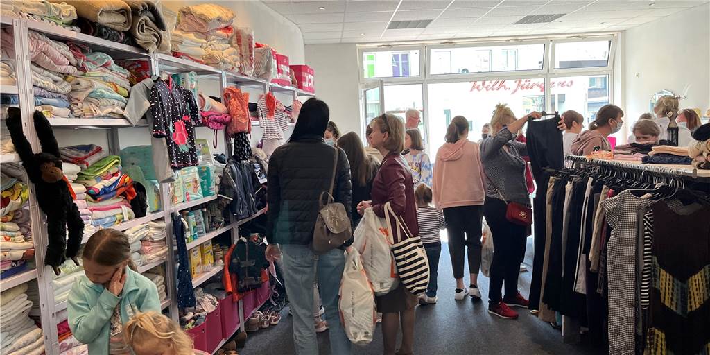 Spenden-Boutique in Lünen: Kleidung und Möbel für Ukraine-Flüchtlinge Gut besucht war das „Lädchen Neuland“ bei der Eröffnung am Dienstag (19. April).