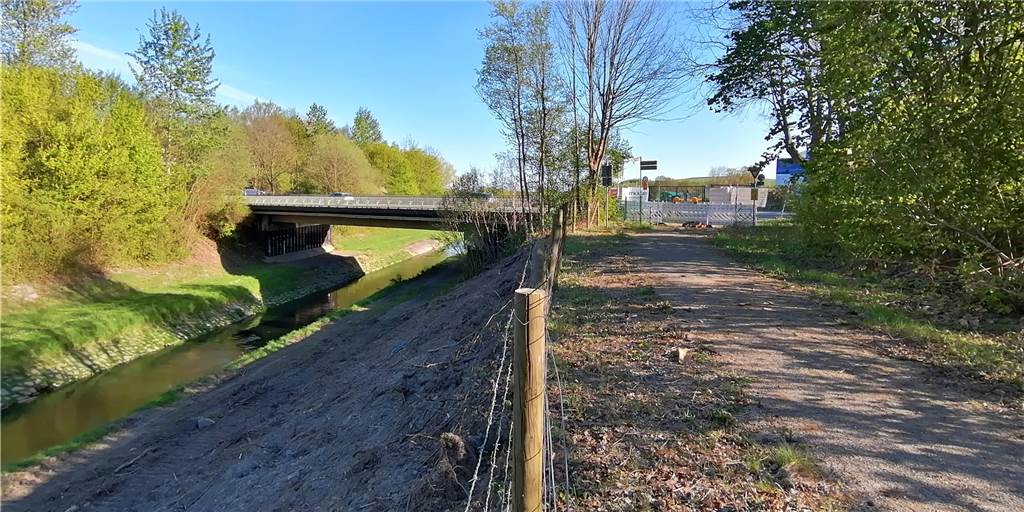Gute Nachricht für Radfahrer in Dortmund: Gefährliche Kreuzung verschwindet Der Emscher-Weg an der Kreuzung mit der Ellinghauser Straße. Vor Baubeginn an den Rückhaltebecken führte er oberhalb des Tal-Einschnitts entlang. Künftig soll er über eine Rampe unter der Brücke her führen.