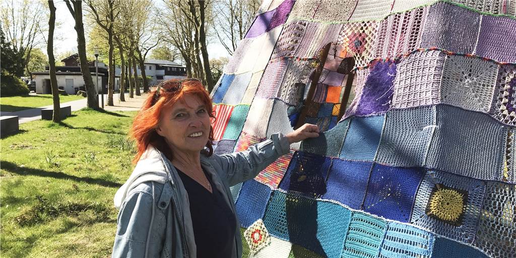Entsetzen über Feuerteufel in Dorsten: Riesiges Woll-Tipi angezündet Ulrike Baldauf an beschädigtem Zelt. im Bürgerpark Maria Lindenhof in Dorsten