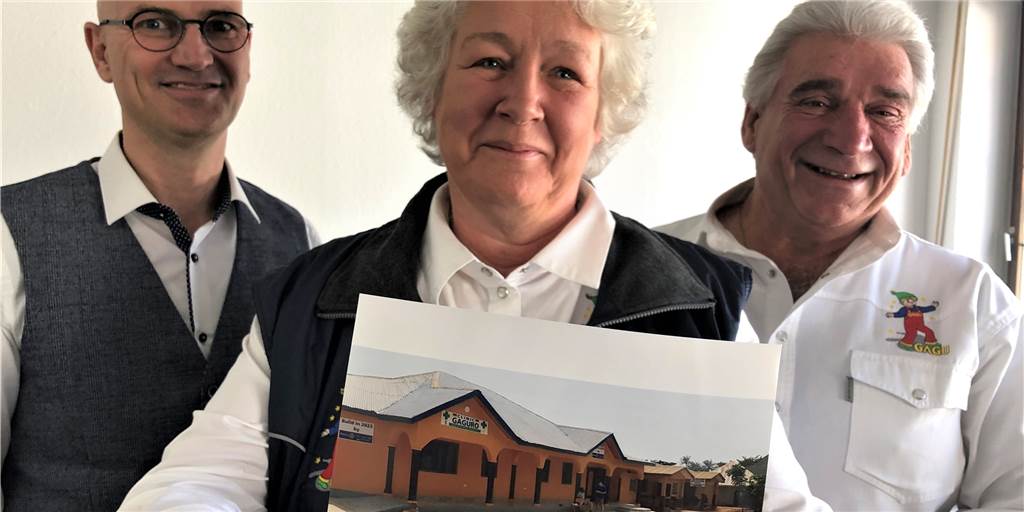Neue Krankenstation für Sierra Leone war ein echter Kraftakt Gudrun Gerwien zeigt ein Foto der neuen Krankenstation in Sierra Leone. Links Stephan Proff, rechts Dieter Schmitt.