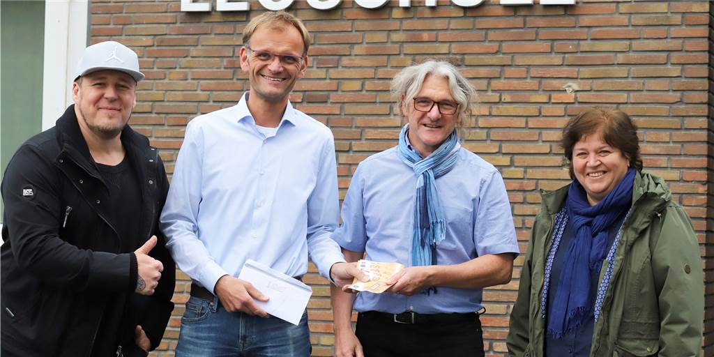 Musiker sammeln in Lünen tausende Euro für Familien aus der Ukraine Ein Bündel Scheine für Familien aus der Ukraine: Die Musiker Ralf Schmiegel (2.v.r.) und Lukas Dylong (l.) sowie Nese Akil, Bereichsleiterin im Lutherhaus in Lünen-Süd, überreichten das Geld an Matthias Flechtner, den Schulleiter der Leoschule.