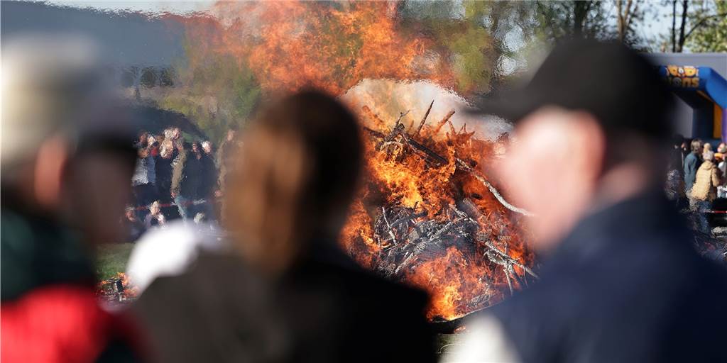 „Wie nach einem Vulkanausbruch“: Hitzige Diskussion über Dortmunder Osterfeuer Ein Osterfeuer in Brechten hat am Osterwochenende und an den Tagen danach für ordentlich Ärger gesorgt.