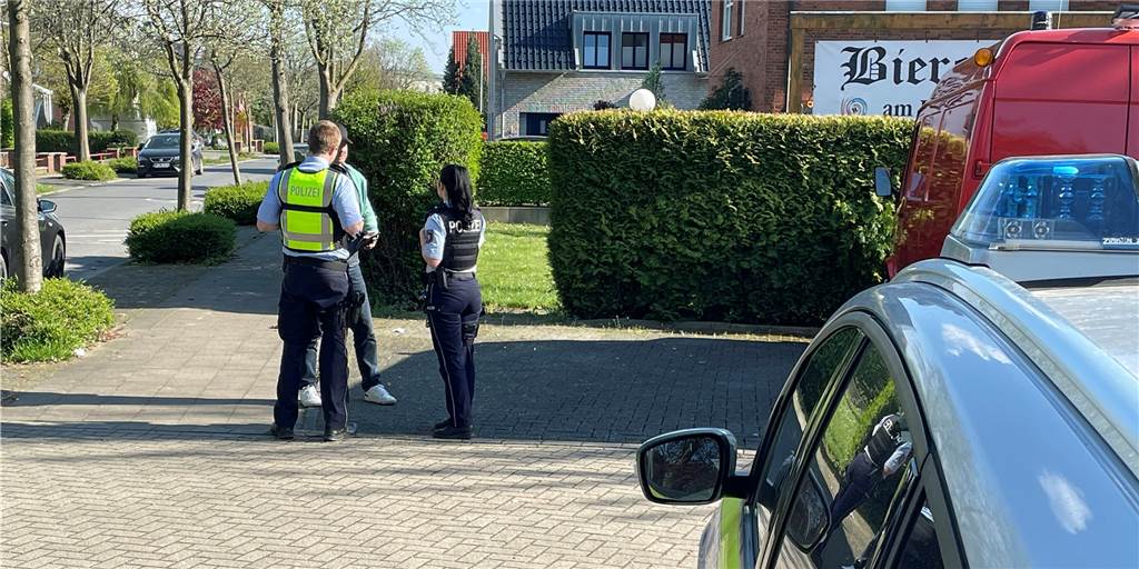 Mit Video: „Drachenlord“ löst Polizeieinsatz am Kolpinghaus Werne aus Polizeibeamte überprüfen hinter dem Kolpinghaus Menschen, die zu den Gegner des "Drachenlords" gehören könnten.