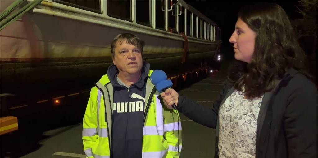 Die Fahrer der Spedition erklären im Live-Video, wie der Transport der Möwe funktioniert.