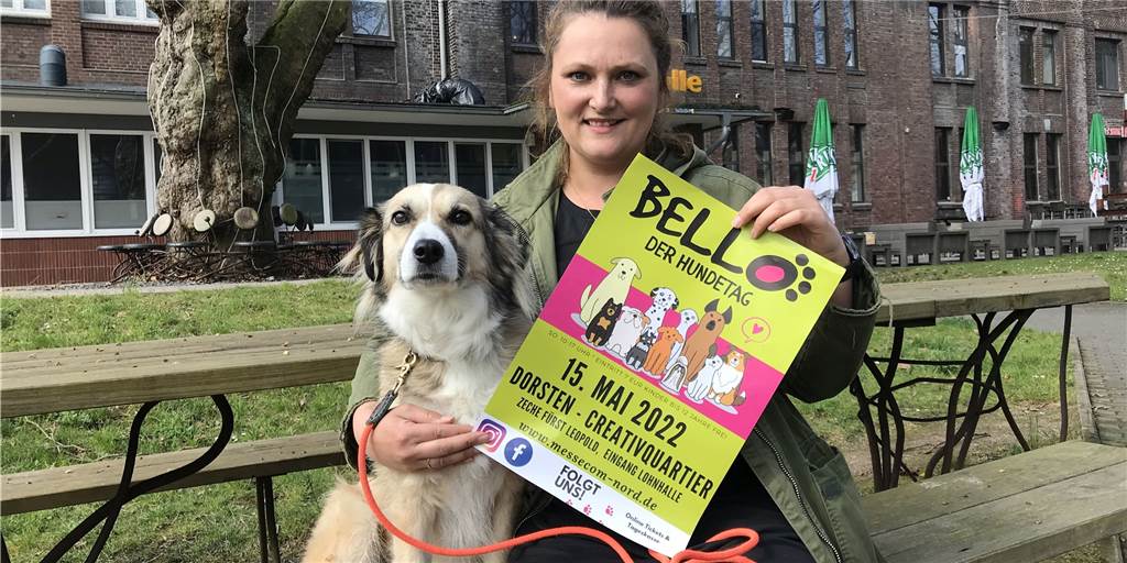 „Bello“: Premiere für große Hundemesse in Dorsten mit 70 Ausstellern Hundeliebhaberin Anika Zinke mit Hund und Messe-Plakat in Dorsten