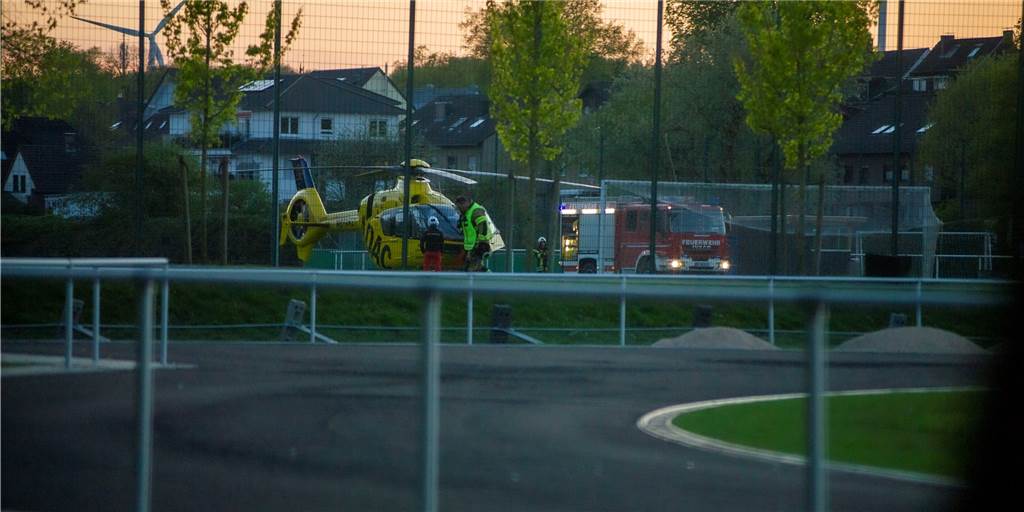 Helikopter und Feuerwehr am ETuS-Sportplatz - das war der Grund Am Mittwochabend (20. April) war ein Helikopter auf dem Sportplatz des ETuS Haltern.