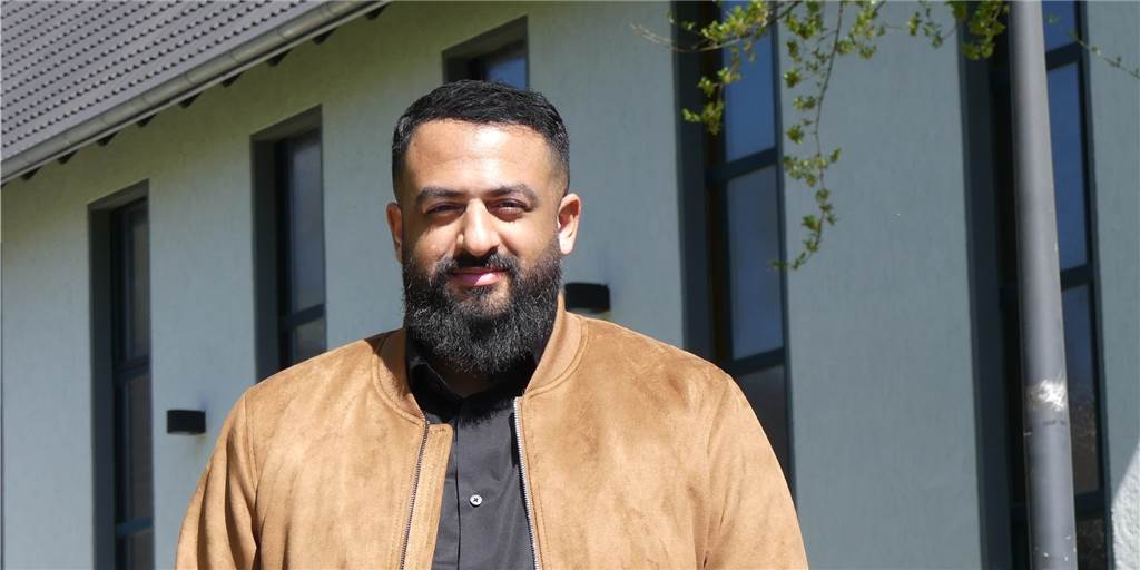 Schwerter Pastor hilft Flüchtlingen: „Selbst im größten Leid gibt es Hoffnung“ Dinesh Sinnathurai (35), Pastor der tamilischen Maranatha-Gemeinde Schwerte, steht vor dem ehemaligen Paul-Gerhard-Haus. Er war eine Woche lang im Grenzgebiet der Ukraine, um Flüchtlingen zu helfen.