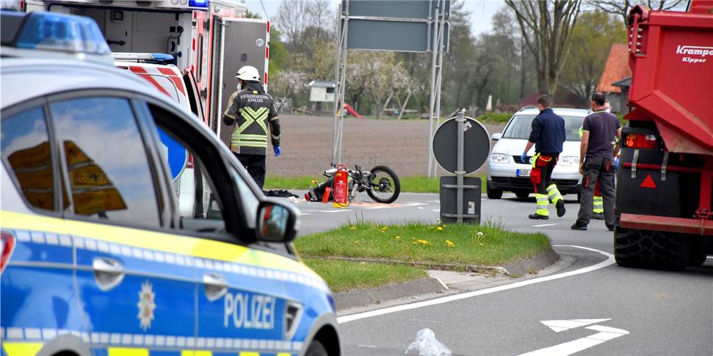 74-Jähriger übersieht Motorradfahrer (18): Schwerer Unfall auf der L570 Einen 18-jährigen Motorradfahrer aus Schöppingen hatte der 74-jährige Heeker auf der Kreuzung der L570 mit der L574 offenbar übersehen. Motorrad und Auto prallten zusammen. Der 18-Jährige kam mit schweren Gesichtsverletzungen ins Krankenhaus.