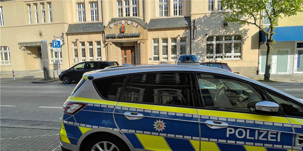 Einsatz wegen Drachenlord in Werne: Polizei erteilt mehrere Platzverweise Ein Polizeiauto steht vor einem Hotel in Werne.