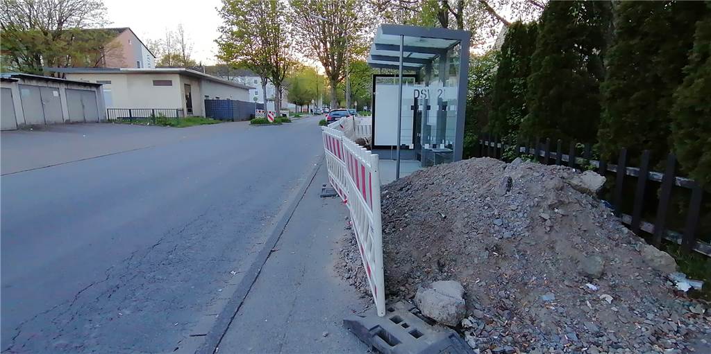 Neue Wartehäuschen: Bushaltestelle in Dortmund ein gefährlicher Engpass Seit dem 17. März ein unverändertes Bild: Die neuen Wartehäuschen stehen in der Baugrube. Fußgänger müssen auf die Straße ausweichen.