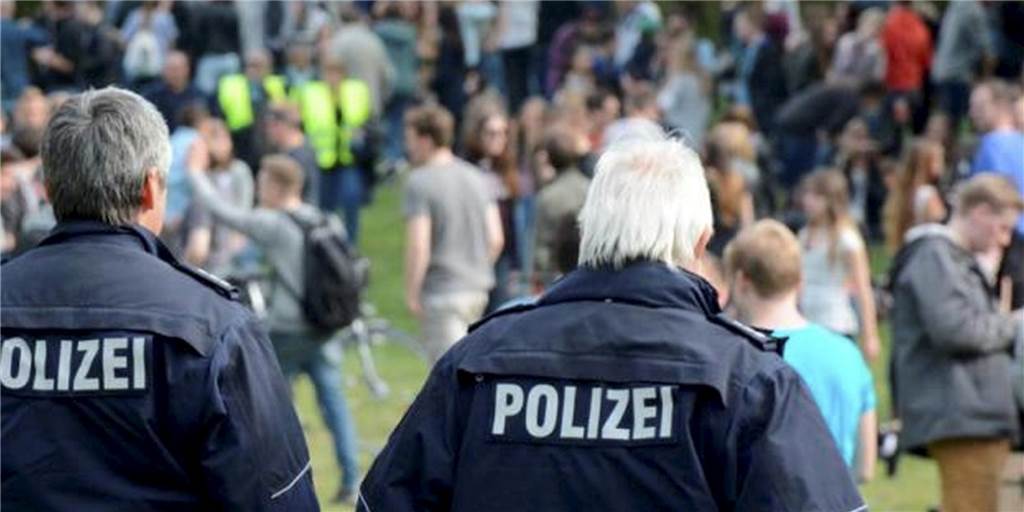 Polizisten mit Jugendlichen