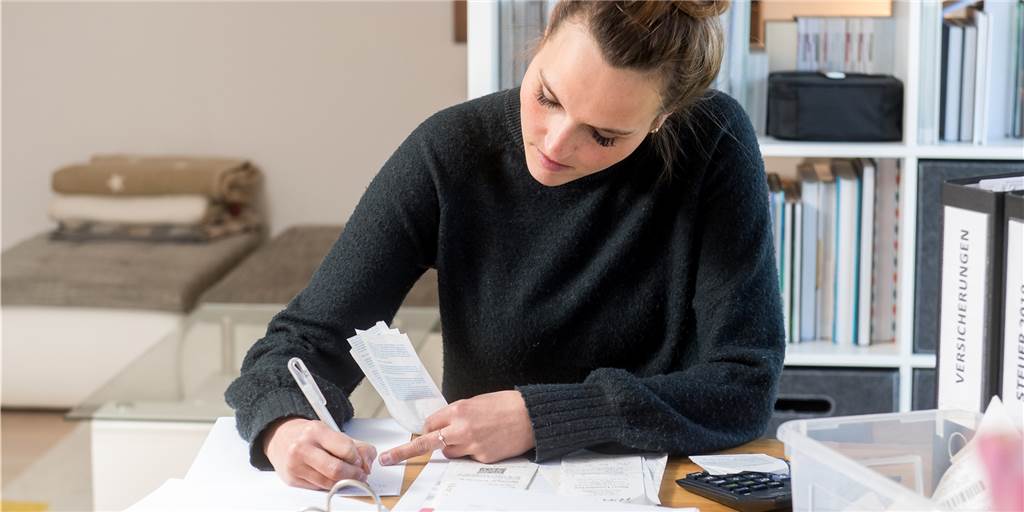 Wegen steigender Preise: Tipps zum Sparen von der Verbraucherzentrale NRW Viele Produkte des täglichen Bedarfs werden im Moment teurer. Die Verbraucherzentrale hat nun Empfehlungen, um den ein oder anderen Euro zu sparen.