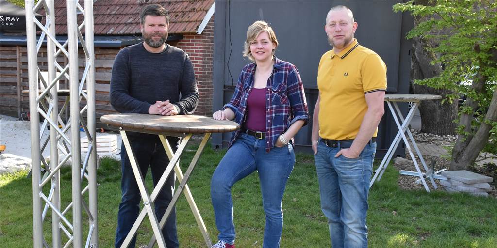 10 Locations, einmal Eintritt – erste Auflage von „Südlohn-Oeding Live“ Philipp Ellers (Somit, v.l.), Tina Sanders und Theo Pass (Burghotel) freuen sich auf die erste Auflage des Kneipenfestivals „Südlohn-Oeding Live“.