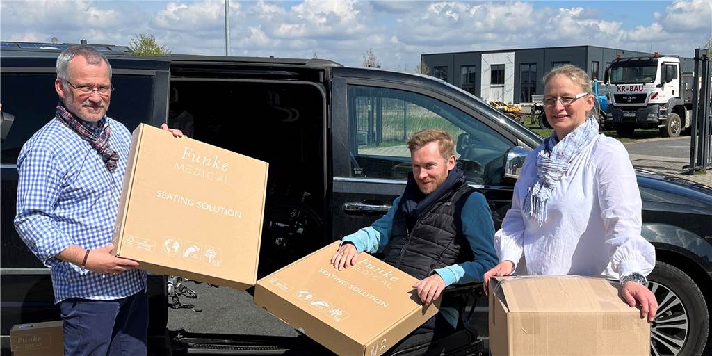 Samuel Koch hilft Ukrainern mit Unterstützung von Funke Medical Patricia (r.) und Andreas (l.) Funke von Funke Medical unterstützen Samuel Koch bei seiner Hilfe für Geflüchtete aus der Ukraine.