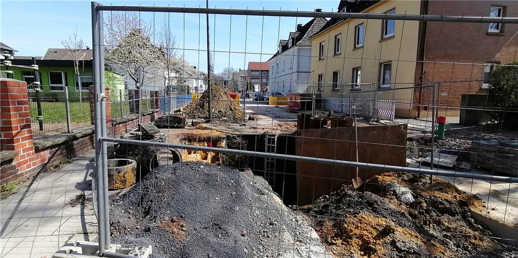 Busbahnhof im Dortmunder Westen: Kanalbauarbeiten dauern bis Mitte Juni Spundwände sichern die Baugrube. Am Freitag wurde das letzte, 19 Tonnen schwere Schachtbauwerk für den Abwasserkanal geliefert. Nach dem Einbau können die Arbeiter die Baugrube schließen.