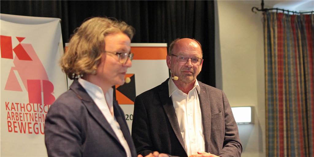 Ina Scharrenbach und Rainer Schmeltzer bei einer Diskussion in Werne.