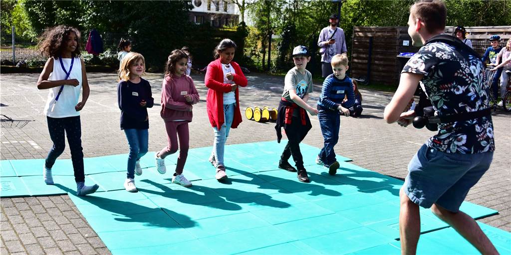 Familienbildungsstätte führt Kinder mit Zirkusprogramm in die Manege Die Tanztruppe gibt eine Kostprobe ihres Könnens, angeleitet von Pascal Aschhoff (r.).