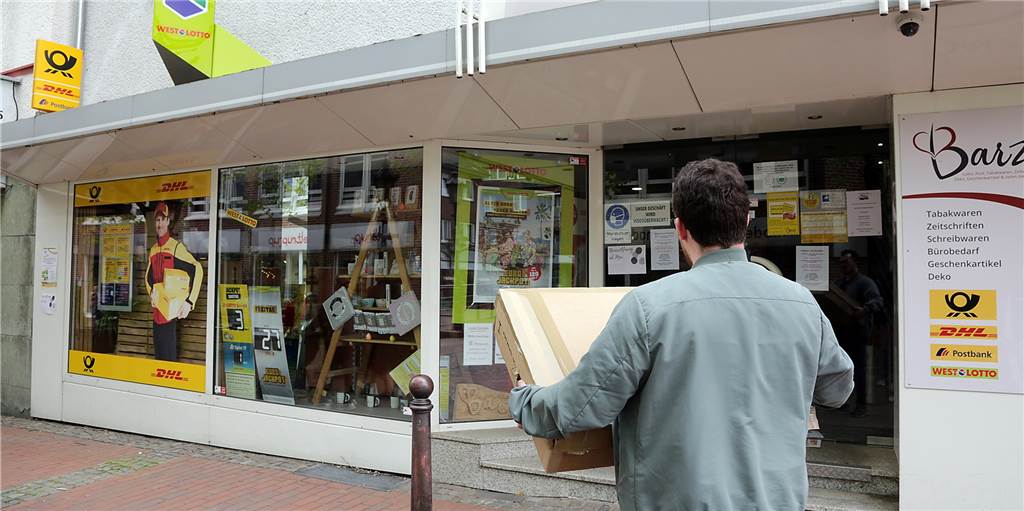 Immer wieder stehen irritierte Kunden vor der geschlossenen Postfiliale.