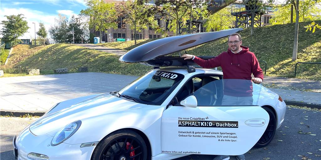 Porsche fahren als Praktikant? Hier ist das in Dortmund möglich Firmchef Nils Freyberg präsentiert den Porsche, mit dem Praktikanten bald durch die Stadt fahren dürfen.