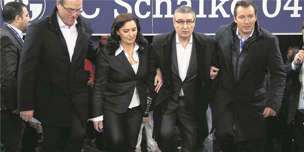 Beim „Jahrhundertspiel" Deutschland - Türkei am 17.11.2013 in der Veltins-Arena in Gelsenkirchen betreten (v.l.) der damalige Aufsichtsratsvorsitzende des FC-Schalke 04, Clemens Tönnies, Bettina Michel, Rudi Assauer und der Ex-Schalke-Spieler Marc Wilmots das Spielfeld. 