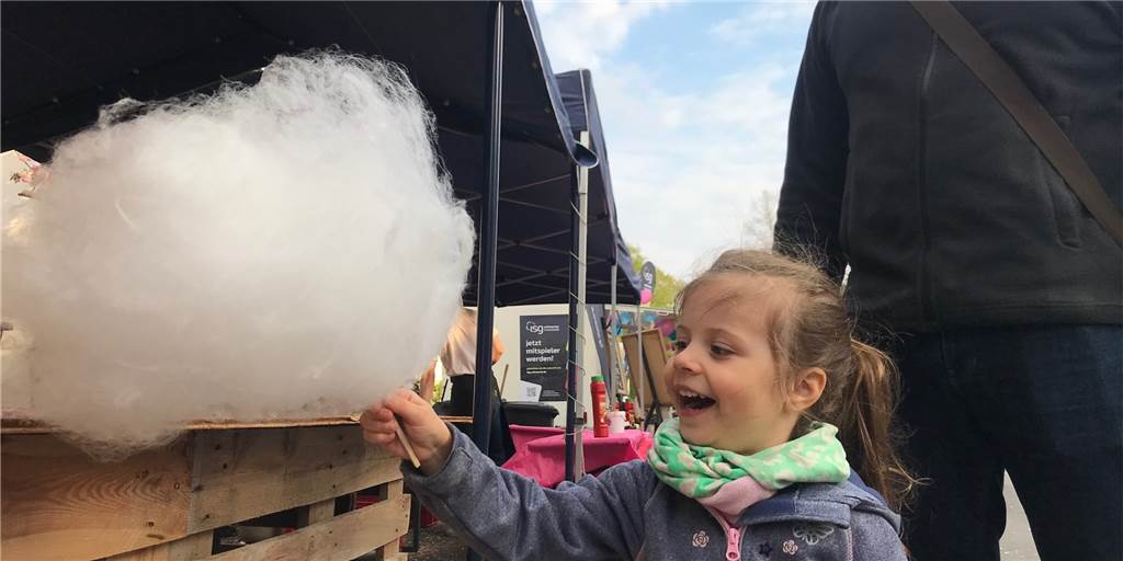 Große Freude bei der kleinen Lucia: "Ich bekomme eine riiiiiiieesige Zuckerwatte", sagt sie. Die Kleine besucht gerade mit ihrem Papa das Kirschblütenfest.