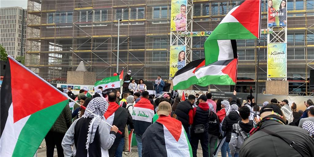 Stimmen schallen laut durch die City – Demo ruft Staatsschutz auf den Plan Stimmen schallen laut durch die City – Demo ruft Staatsschutz auf den Plan