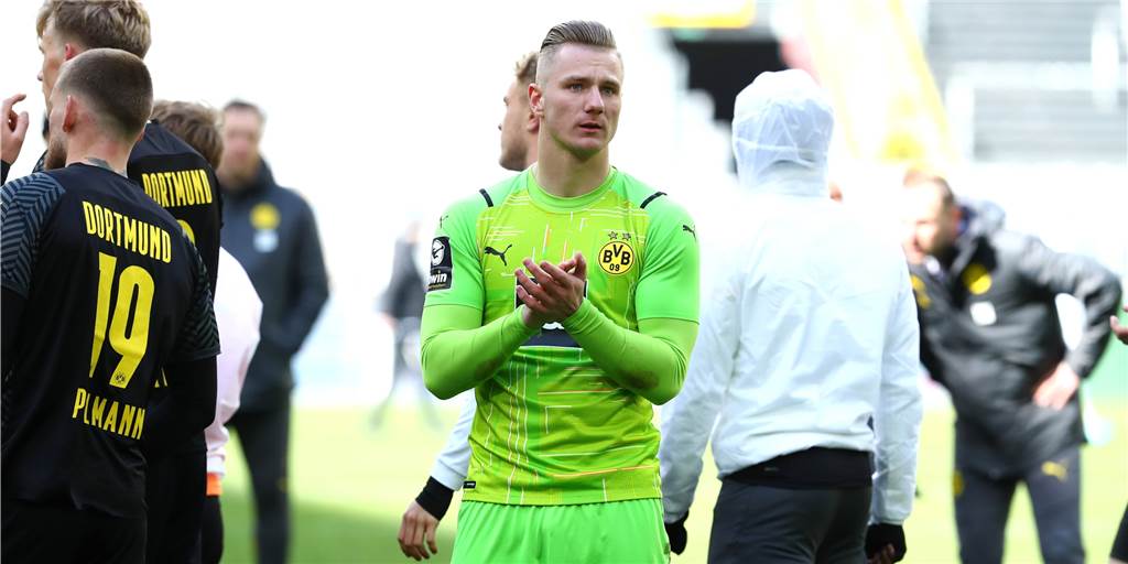 BVB-Torhüter Unbehaun nach 0:0: „Es bringt nichts, auf den Jungs rumzuhaken“ BVB-Torhüter Luca Unbehaun applaudiert.