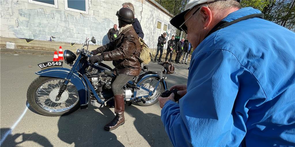 Motorrad-Dinos begeistern Hans Blumensaat: 75 knatterten durch die Region Hans Blumensaat aus Lütgendortmund bewundert eine dänische „Nimbus“, Baujahr 1939 aus dem Landkreis Emsland. Die Funktionsweise des Motors lässt sich nicht nur am Knattern hören, sondern auch an der Taktung der freiliegenden Ventile sehen.