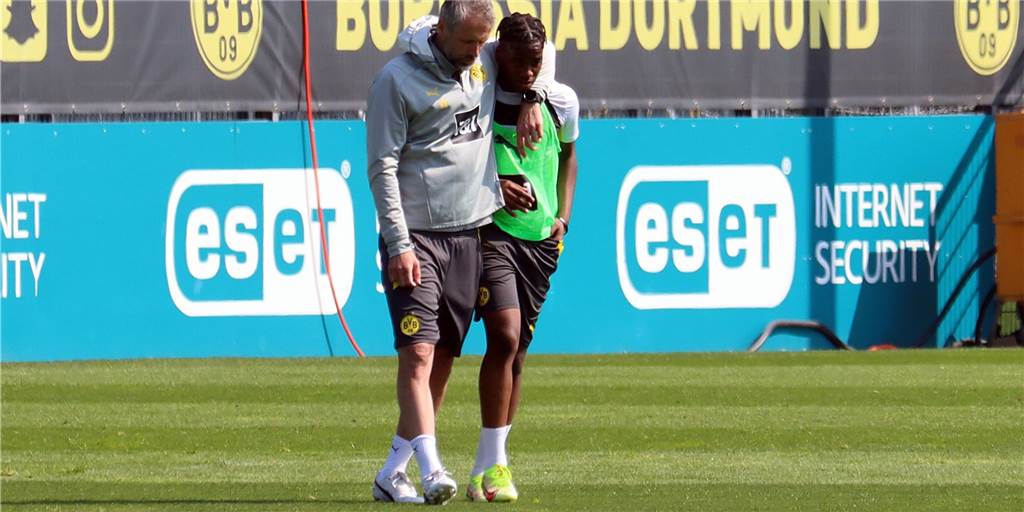 Viele BVB-Bilder: Rose nimmt Bynoe-Gittens zur Seite – Kehl beklagt unfaire Behandlung BVB-Einzelgespräch zwischen Trainer Marco Rose (l.) und Youngster Jamie Bynoe-Gittens.