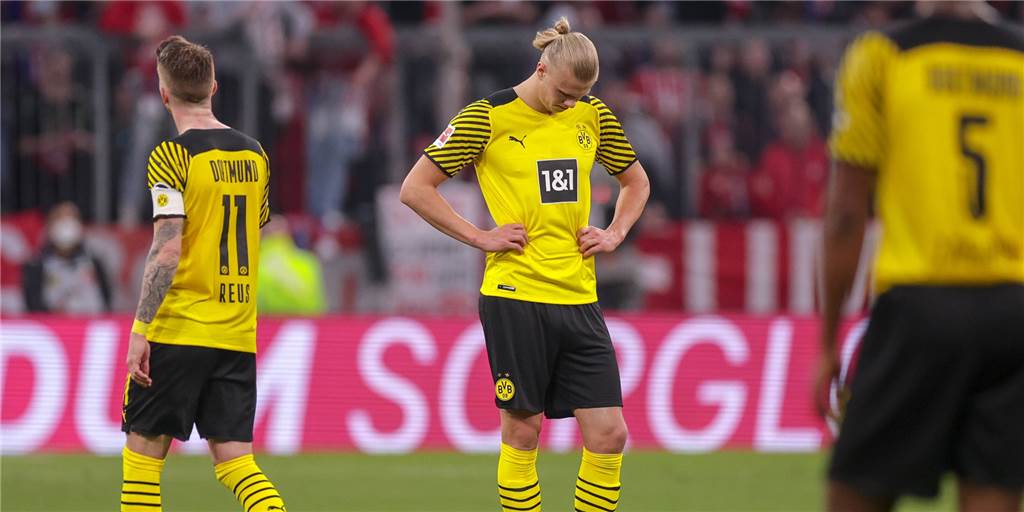 Fehlende Konstanz und Konsequenz: BVB-Auftritt in München als Spiegelbild der Saison BVB-Stürmer Erling Haaland schaut enttäuscht zu Boden.