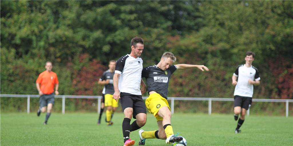 SC Capelle schlägt Kellerkind Drensteinfurt II – Abwehrspieler ist bester Mann auf dem Platz Andreas Winkler (r.) traf für den SC Capelle doppelt.