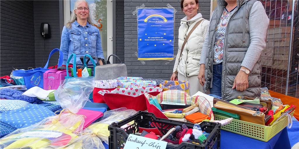Markt, Meile und mehr: Menschen stimmen sich bei Sonnenschein auf den Mai ein Die „Sternwerkstatt Südlohn“ der Hamburger Stiftung „Kinderhospiz Sternenbrücke“ war mit einem kleinen Verkaufsstand vertreten. Der Südlohner Verein feiert in diesem Jahr sein zehnjähriges Bestehen. Annegret Terschluse, Monika Höing und Maria Wehling (von links) verkauften selbst angefertigte Artikel aus Stoff und Filz. Der Erlös ging an den Verein.