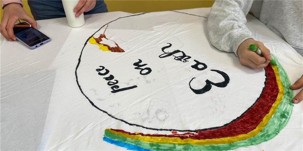 Sternmarsch für Ukraine-Frieden in Castrop-Rauxel: Schulen haben neuen Termin Die Transparente wurden bereits vor den Ferien hergestellt. Nachdem der erste Termin abgesagt werden musste, soll der Sternmarsch am Donnerstag (28.4.) nachgeholt werden.