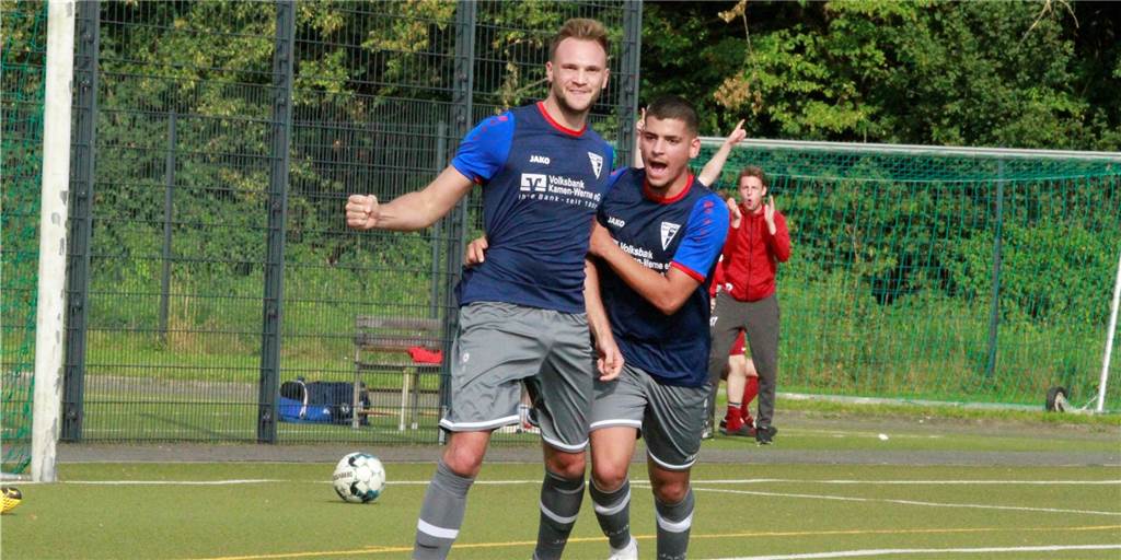 Jannik Prinz (v.), hier beim Torjubel mit Mirac Kavakbasi, war am vergangenen Wochenende für den Werner SC in der Landesliga gleich doppelt erfolgreich.