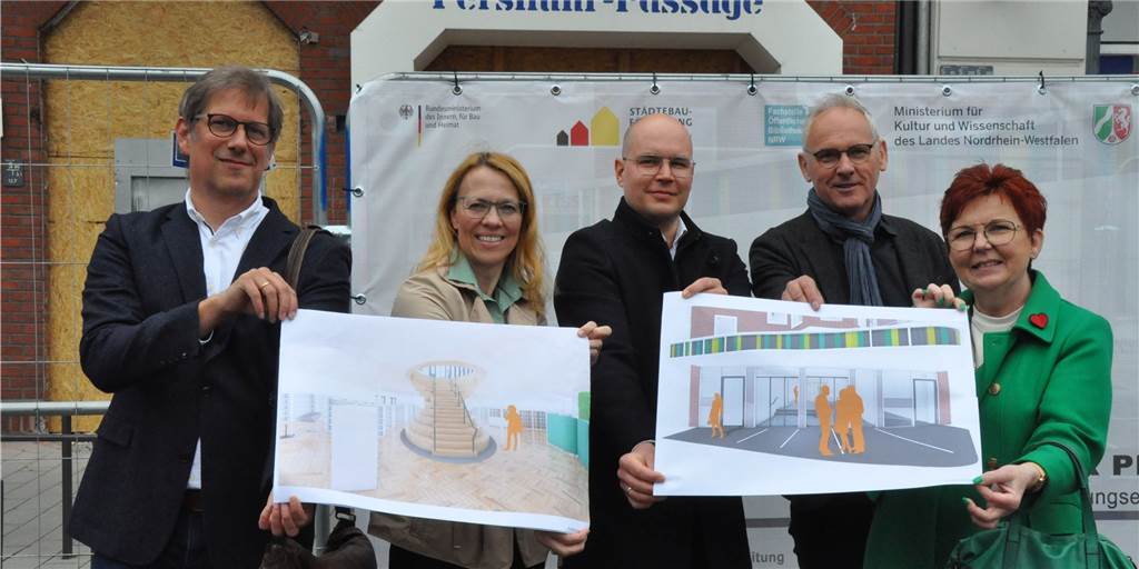 Umbau der Lüner Persiluhr-Passage beginnt: Projekt soll City aufwerten Startschuss für den Umbau der Persiluhr-Passage: Die neuen Pläne präsentieren Architekt Björn Schreiter (v.l.), Astrid Linn, Fachreferentin für Stadtplanung, Daniel Schulz, Projektleiter Zentrale Gebäudebewirtschaftung Lünen (ZGL), Arnold Reeker, technischer Beigeordneter und Susanne Limena, technische Leitung ZGL.