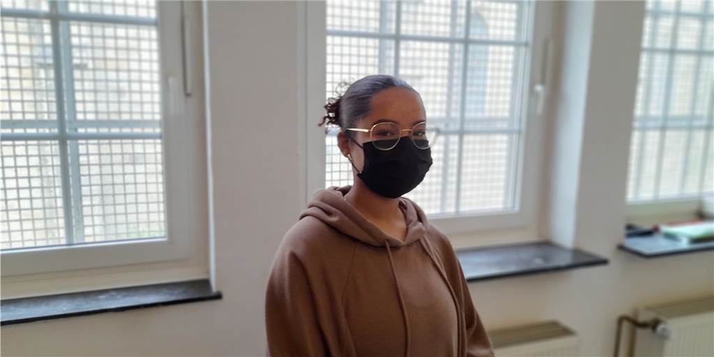 Schule ohne Maskenpflicht: „Viele denken, es gibt kein Corona mehr“ Unsere Praktikantin Corina Fitzek, selbst ASG-Schülerin, hat sich mit dem Schulunterricht ohne Maske an ihrem Gymnasium befasst.