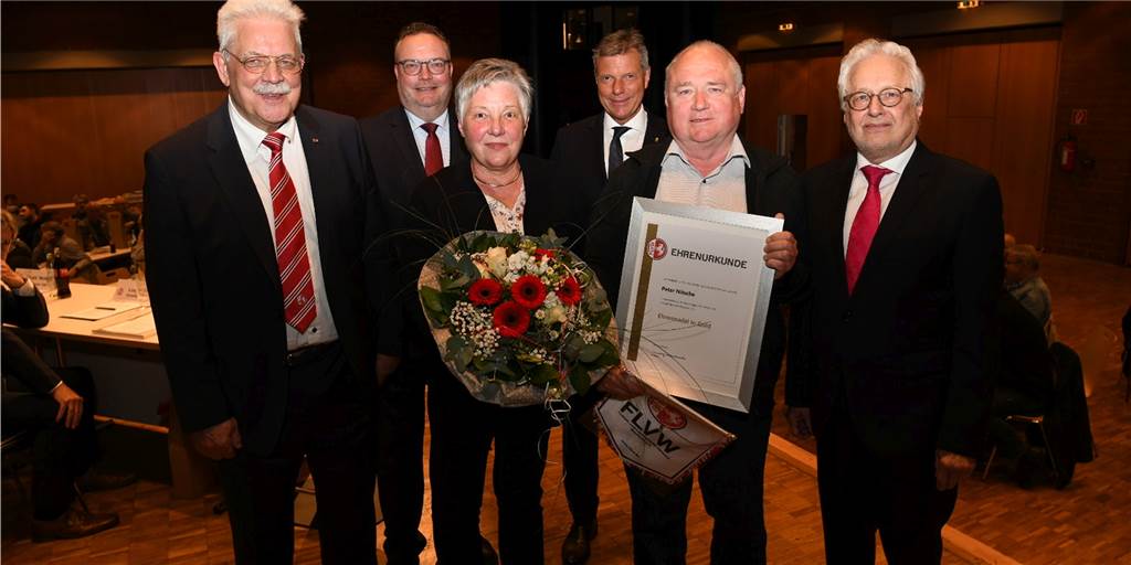 Hans-Otto Matthey hört auf, Dominik Lasarz fängt an Der Kreistag am Montagabend stand im Zeichen des Abschieds des Vorsitzenden Hans-Otto Matthey (l.). Der scheidende Kampfrichterwart des Kreises Peter Nitsche (2.v.r.) wurde mit der Goldenen Ehrennadel des FLVW ausgezeichnet. Mit ihm freute sich seine Frau Angelika (3.v.l.). Gäste waren FLVW-Präsident Gundolf Walaschewski (r.), Recklinghausens Bürgermeister Christoph Tesche (3.v.r.) und Landrat Bodo Klimpel (2.v.l.).