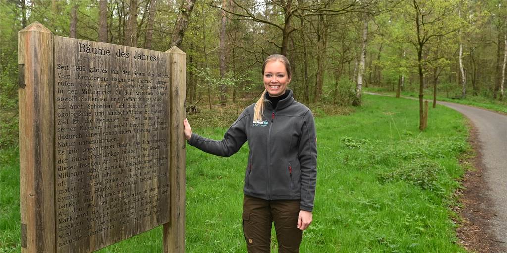 Baum des Jahres-Pfad in der Hohen Mark um weitere Baumart erweitert (mit Video) Carla Paul am Baum des Jahres-Pfad