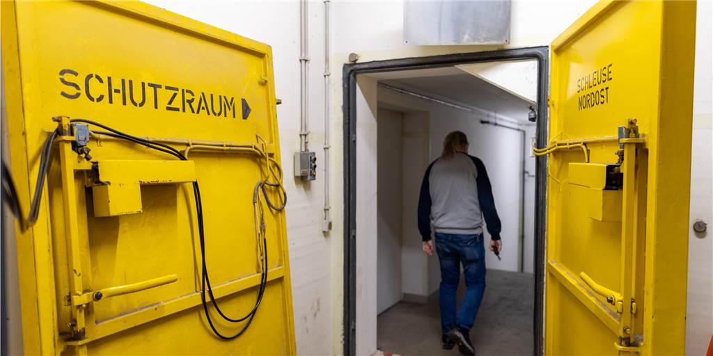 Deutschland und die verheerenden Folgen eines Atomkriegs oder Atomunfalls in der Ukraine Seit Ende der 1980er-Jahre wurden solche Schutzräume in Deutschland nicht mehr gebaut. Man hielt sie schlicht nicht mehr für notwendig. Inzwischen läuft eine aktuelle Bestandsaufnahme, wo es überhaupt noch Schutzbunker gibt. Klar ist aber schon jetzt: Ein Atomkrieg oder ein Atomunfall in der Ukraine hätte auch auf Deutschland verheerende Auswirkungen.