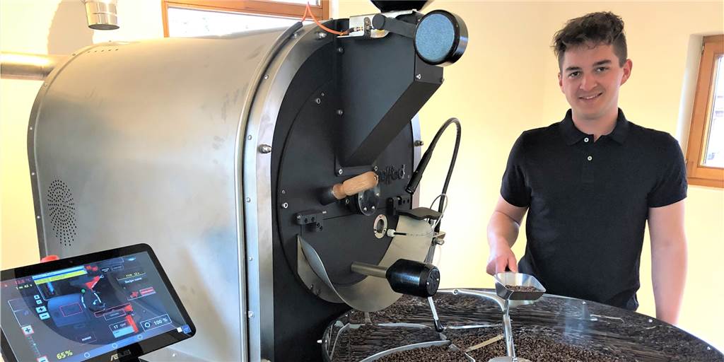 Alessandro Dietrich (24) eröffnet Café und Rösterei „Alte Ziegelei“ Alessadro Dietrich hinter einer Kaffeeröstmaschine