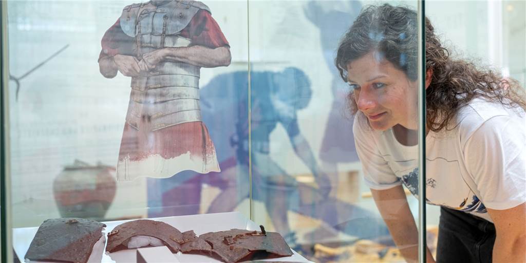 Im Römerlager in Haltern darf sich jeder mal als Lehmbauer versuchen In der aktuellen Sonderausstellung „Rom in Westfalen 2.0“ gibt es für Besucherinnen und Besucher viele neue Funde zu entdecken.