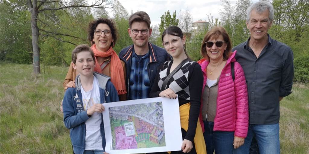 40 neue Wohnungen mit Grün und Gemeinschaft entstehen an der alten Feuerwache Ein Teil der Planungsgruppe von „Wir am Goethe" zeigt den Bauplan auf dem Grundstück an der ehemaligen Feuerwache.