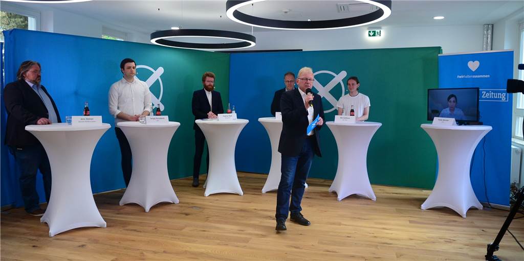 Landtagswahl: Direktkandidaten liefern sich Schlagabtausch in Wahlarena Redaktionsleiter Bernd Schlusemann begrüßte die Landtagskandidaten Jens Steiner (l.), Sergej Kernebeck (2.v.l.), Norbert Ricking (3.v.r.), Nils Feldhaus (2.v.r.) und die erkrankt zu Hause sitzende Heike Wermer (r.). MLZ-Redakteur Stephan Rape (3.v.l.) übernahm anschließend die Moderation.