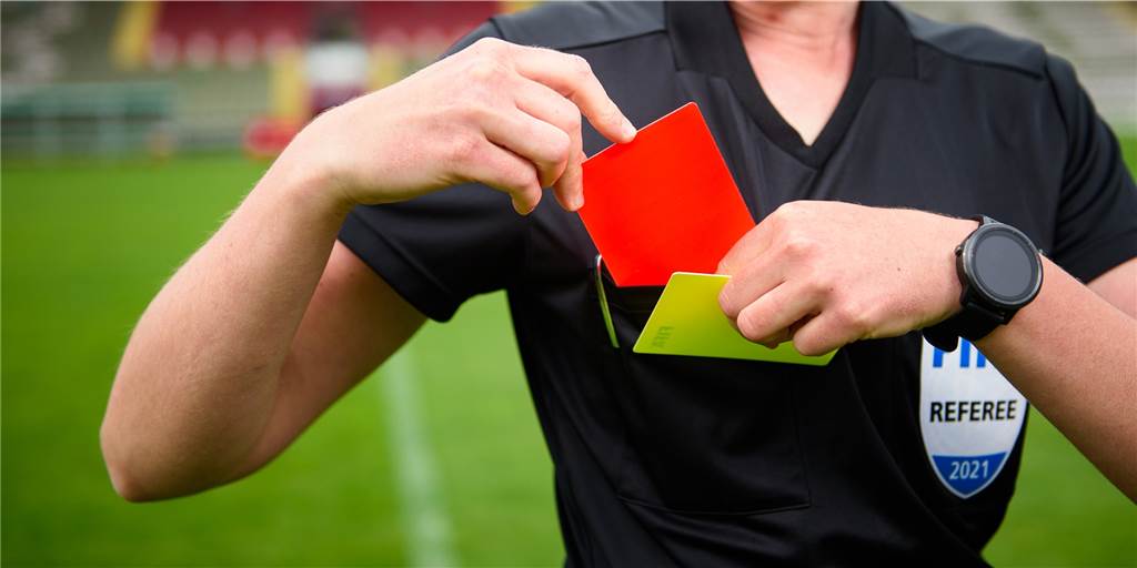 Ein Jahr lang gesperrt: Zwei Stadtlohner müssen lange zuschauen Zwei Fußballer sind für jeweils ein Jahr gesperrt worden. Im Mittelpunkt ihrer Vergehen stand offenbar der Schiedsrichter.