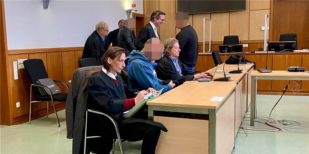 Die Angeklagten verfolgten die Urteilsbegründung mit rollenden Augen.