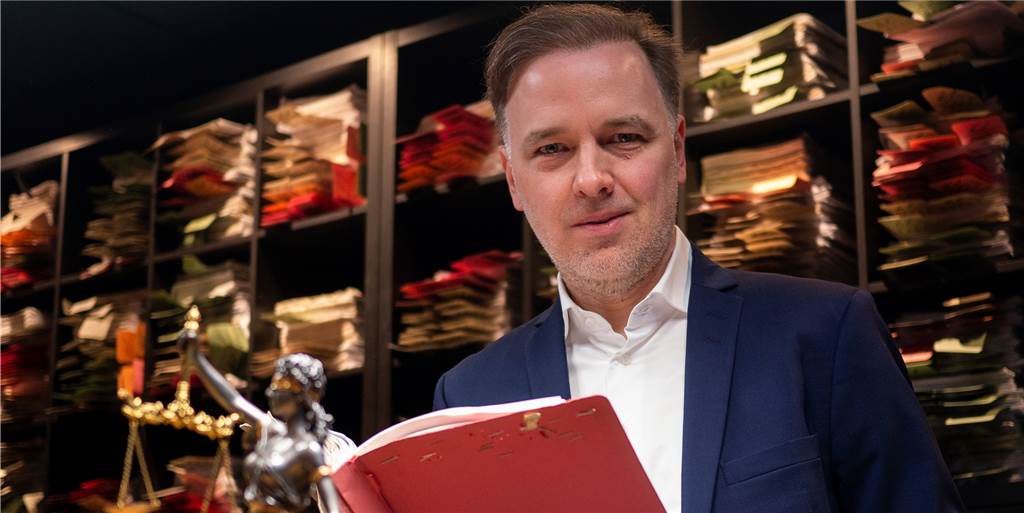 Anwalt Benecken räumt ein: Tochter von Rudi Assauer hat großen Fehler gemacht Rechtsanwalt Burkhard Benecken (46) im Podcast-Studio seiner Kanzlei in Marl. In der Hand hält er eine Prozess-Akte. Die Wände ringsum sind voller Fälle, die von den Anwälten der Kanzlei bearbeitet wurde.