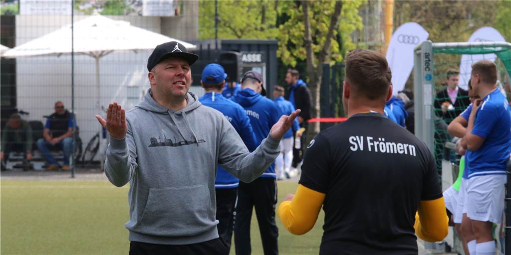Erfahrung zählt: Zwei Routiniers verlängern beim SV Frömern Frömerns Adrian Ruzok ärgert sich hier über die Niederlage beim VfL Kamen II. Der Trainer kann aber ab Sommer weiter mit zwei Routiniers planen.